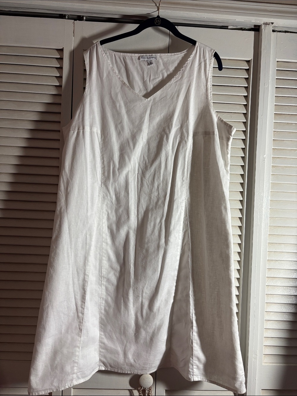 Classic White Sleeveless V-Neck Linen Dress